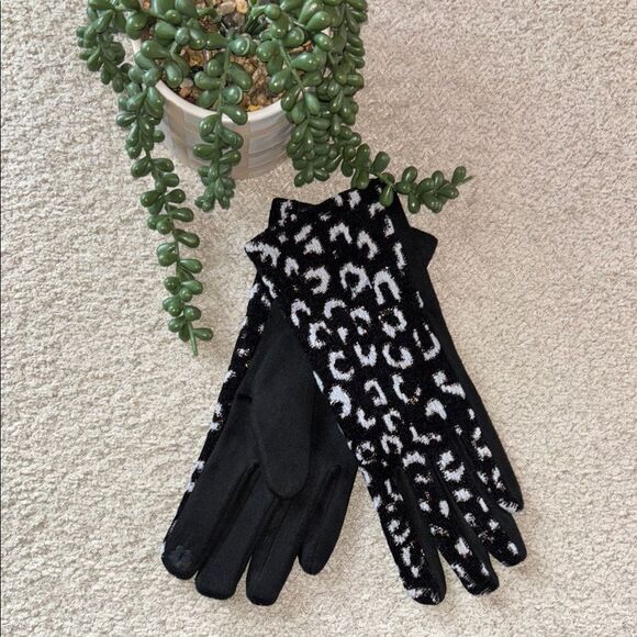 Stylish Black and White Gloves - Picture 1 of 11
